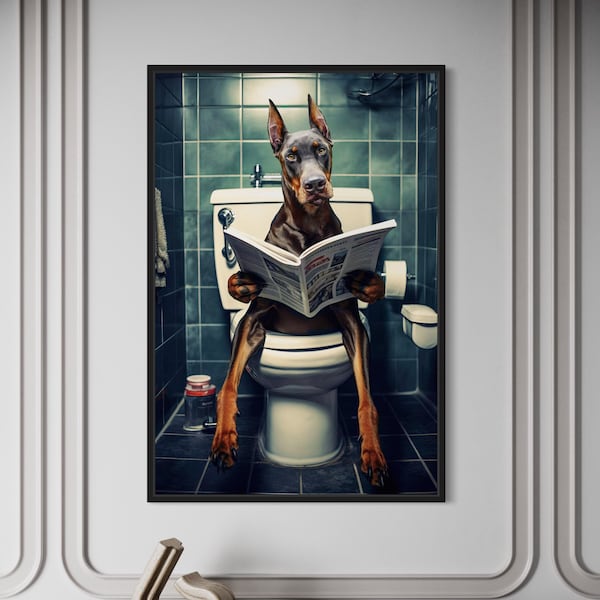 Chien dobermann brun sur les toilettes en train de lire le journal, oeuvre d'art amusante pour la salle de bain, impression sur toile animal humour toilettes encadrée, prête à accrocher