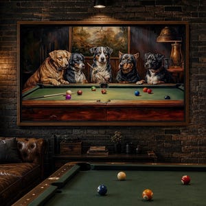 Puede incluir: Un cuadro de pared enmarcado que representa a cinco perros reunidos alrededor de una mesa de billar verde. Los perros están colocados detrás de la mesa, con un taco de billar sobre el tapete. La escena ocurre en una habitación con luz tenue.