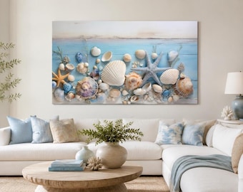 Può includere: Una stampa artistica da parete rettangolare che raffigura una collezione di varie conchiglie e una stella marina blu disposte su uno sfondo di assi di legno orizzontali azzurre. La composizione include conchiglie bianche, marroni e blu.