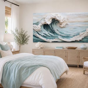 Peut inclure: Une grande &oelig;uvre d'art murale rectangulaire repr&eacute;sentant une vague oc&eacute;anique d&eacute;ferlante en relief textur&eacute;. L'&oelig;uvre pr&eacute;sente des nuances tourbillonnantes de bleu sarcelle profond, de vert &eacute;cume et de blanc, cr&eacute;ant un mouvement dynamique.