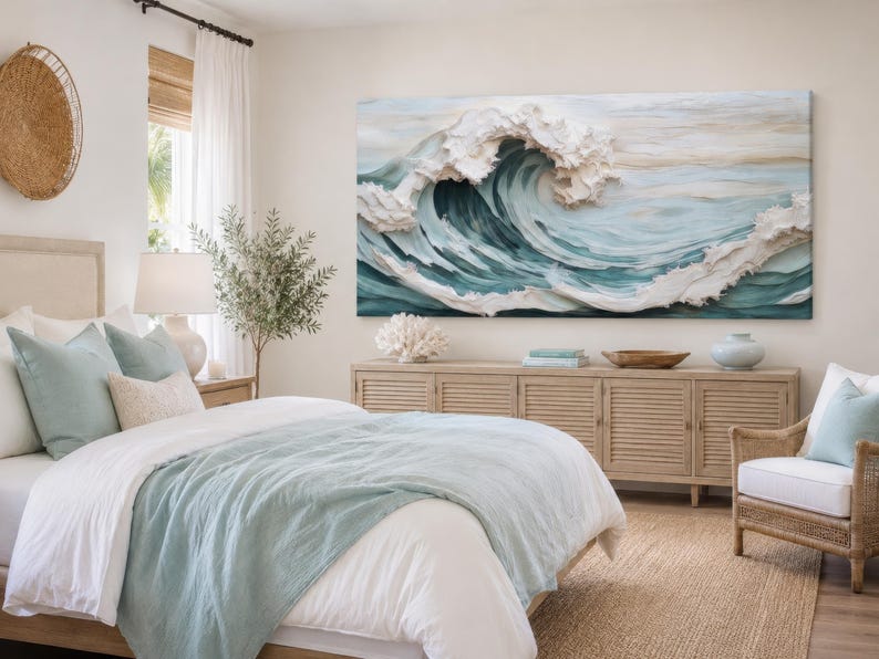 Peut inclure: Une grande &oelig;uvre d'art murale rectangulaire repr&eacute;sentant une vague oc&eacute;anique d&eacute;ferlante en relief textur&eacute;. L'&oelig;uvre pr&eacute;sente des nuances tourbillonnantes de bleu sarcelle profond, de vert &eacute;cume et de blanc, cr&eacute;ant un mouvement dynamique.