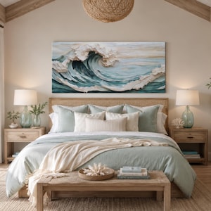 Peut inclure: Une grande &oelig;uvre d'art murale rectangulaire repr&eacute;sentant une vague oc&eacute;anique textur&eacute;e en trois dimensions dans des tons de bleu sarcelle, de bleu et de blanc. Elle est fix&eacute;e au-dessus d'un lit avec une parure vert clair et des lampes en verre.