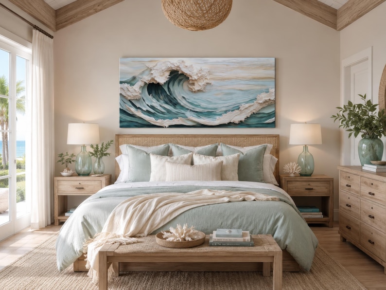 Peut inclure: Une grande &oelig;uvre d'art murale rectangulaire repr&eacute;sentant une vague oc&eacute;anique textur&eacute;e en trois dimensions dans des tons de bleu sarcelle, de bleu et de blanc. Elle est fix&eacute;e au-dessus d'un lit avec une parure vert clair et des lampes en verre.