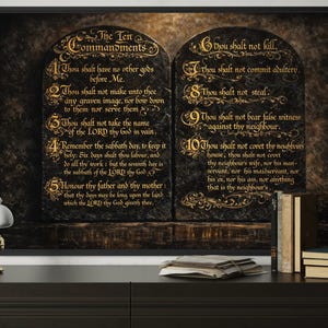 Puede incluir: Una impresión de arte mural enmarcada que presenta los Diez Mandamientos inscritos en letras doradas sobre dos tablas de piedra oscuras y texturizadas. El texto enumera los mandamientos del uno al diez en una fuente clásica sobre un fondo oscuro.