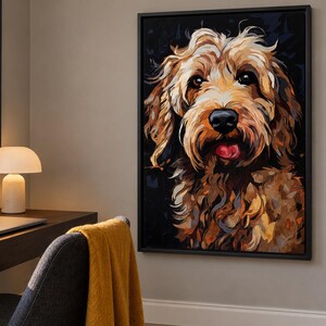 K&ouml;nnte beinhalten: Ein gerahmter Wandkunstdruck mit einem detaillierten Portr&auml;t eines goldbraunen Doodle-Hundes mit zotteligem Fell, dunklen Augen und einer schwarzen Nase vor einem dunklen Hintergrund. Der Hund hat eine sichtbare rosa Zunge.