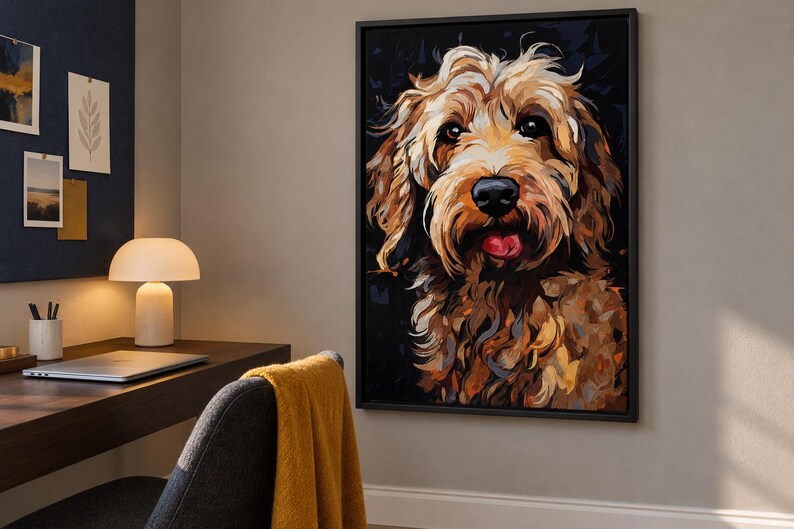 K&ouml;nnte beinhalten: Ein gerahmter Wandkunstdruck mit einem detaillierten Portr&auml;t eines goldbraunen Doodle-Hundes mit zotteligem Fell, dunklen Augen und einer schwarzen Nase vor einem dunklen Hintergrund. Der Hund hat eine sichtbare rosa Zunge.