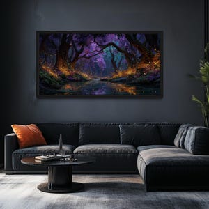Op de afbeelding: Een ingelijste landschapskunstafdruk die een mystieke bossc&egrave;ne met een waterpartij weergeeft. Het kunstwerk heeft een kleurenpalet van paars, blauwgroen en goud, met een donker frame. De print wordt boven een zwarte hoekbank weergegeven.