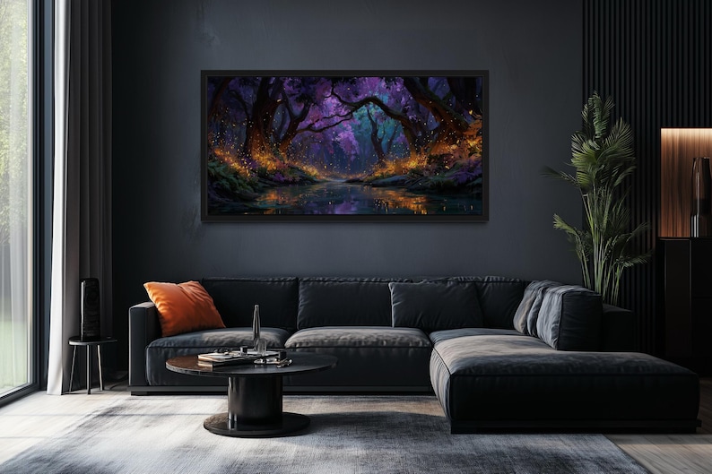 Op de afbeelding: Een ingelijste landschapskunstafdruk die een mystieke bossc&egrave;ne met een waterpartij weergeeft. Het kunstwerk heeft een kleurenpalet van paars, blauwgroen en goud, met een donker frame. De print wordt boven een zwarte hoekbank weergegeven.