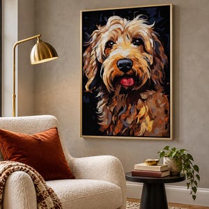 K&ouml;nnte beinhalten: Ein rechteckiger Wandkunstdruck mit einem stilisierten, farbenfrohen Portr&auml;t eines zotteligen Hundes mit goldbraunem Fell, dunklen Augen und sichtbarer rosa Zunge vor dunklem Hintergrund in einem d&uuml;nnen Goldrahmen.