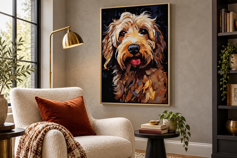 K&ouml;nnte beinhalten: Ein rechteckiger Wandkunstdruck mit einem stilisierten, farbenfrohen Portr&auml;t eines zotteligen Hundes mit goldbraunem Fell, dunklen Augen und sichtbarer rosa Zunge vor dunklem Hintergrund in einem d&uuml;nnen Goldrahmen.
