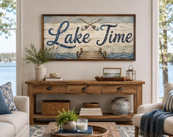 Puede incluir: Un letrero de pared rectangular con un fondo de tablones de madera desgastada que presenta el texto Lake Time en letra cursiva azul oscuro. El diseño incluye una ilustración de dos remos cruzados sobre el texto y un muelle sobre agua azul.