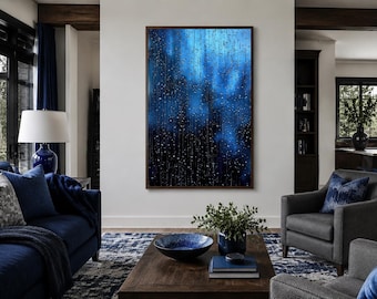 Puede incluir: Una gran pieza de arte mural rectangular que presenta una composición abstracta en tonos azul profundo y negro, con rayas verticales y puntos claros dispersos que recuerdan a la lluvia sobre un fondo oscuro, enmarcada en madera oscura.