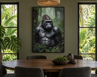 Könnte beinhalten: Ein rechteckiger Wandkunstdruck mit einem detaillierten Porträt eines dunkelhaarigen Gorillas vor einem üppigen, nebligen grünen Dschungelhintergrund. Das Kunstwerk ist in einem dünnen schwarzen Rahmen gerahmt und zeigt die Brust und das Gesicht.