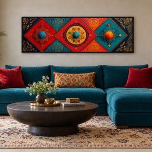 Puede incluir: Una pieza de arte mural rectangular que presenta tres paneles en forma de diamante en tonos vibrantes de rojo, naranja y azul cerceta, adornados con intrincados patrones de filigrana dorada y elementos esf&eacute;ricos en relieve en el centro.