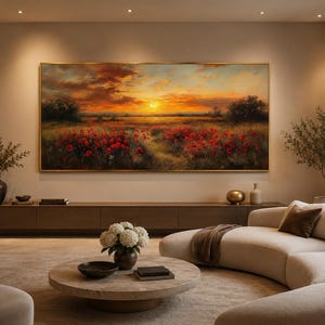 Op de afbeelding: Een groot rechthoekig landschapsschilderij in een dunne gouden lijst met een zonsondergang boven een veld met rode klaprozen. De lucht is gevuld met warme oranje en gele wolken, terwijl de voorgrond donkergroen gebladerte en rode bloemen toont.