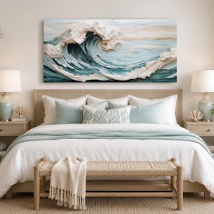 Peut inclure: Une &oelig;uvre d'art murale rectangulaire repr&eacute;sentant une vague oc&eacute;anique textur&eacute;e en trois dimensions dans des tons bleu sarcelle profond, bleu clair et blanc cr&egrave;me. L'&oelig;uvre pr&eacute;sente des coups de pinceau sculpt&eacute;s cr&eacute;ant un effet de vague.