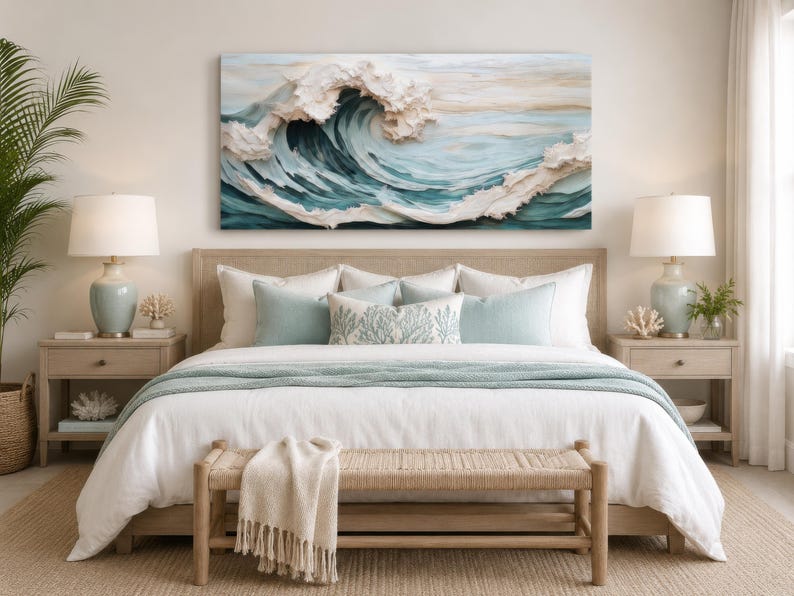 Peut inclure: Une &oelig;uvre d'art murale rectangulaire repr&eacute;sentant une vague oc&eacute;anique textur&eacute;e en trois dimensions dans des tons bleu sarcelle profond, bleu clair et blanc cr&egrave;me. L'&oelig;uvre pr&eacute;sente des coups de pinceau sculpt&eacute;s cr&eacute;ant un effet de vague.