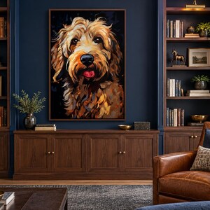 K&ouml;nnte beinhalten: Ein gerahmter Wandkunstdruck mit einem lebendigen, malerischen Portr&auml;t eines goldbraunen Hundes mit schwarzer Nase und sichtbarer Zunge, zentriert an einer dunkelblauen Wand &uuml;ber einem Holzschrank zwischen zwei hohen Holzregalen.