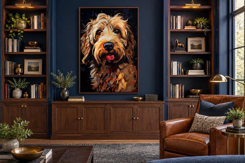 K&ouml;nnte beinhalten: Ein gerahmter Wandkunstdruck mit einem lebendigen, malerischen Portr&auml;t eines goldbraunen Hundes mit schwarzer Nase und sichtbarer Zunge, zentriert an einer dunkelblauen Wand &uuml;ber einem Holzschrank zwischen zwei hohen Holzregalen.