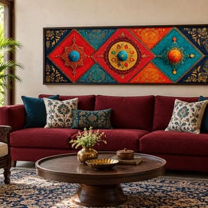 Puede incluir: Una pieza de arte mural rectangular con tres paneles en forma de diamante en colores vibrantes rojo, naranja y turquesa. Cada panel contiene una protuberancia circular central con intrincados patrones de filigrana dorada y motivos florales.