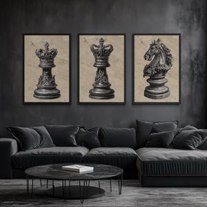 Może przedstawiać: Trzy oprawione wydruki figur szachowych: król, królowa i koń. Czarno-białe obrazy mają estetykę vintage, na tle teksturowanego, beżowego tła. Ramy są czarne, a grafika jest wyświetlana nad ciemnoszarą sofą narożną.