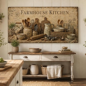 Op de afbeelding: Een rechthoekige wandkunstprint met de tekst "FARMHOUSE KITCHEN" in een donker schreeflettertype. De afbeelding toont een verzameling keukengerei, waaronder houten lepels, snijplanken, een kan, kommen en een deegroller in neutrale tinten.