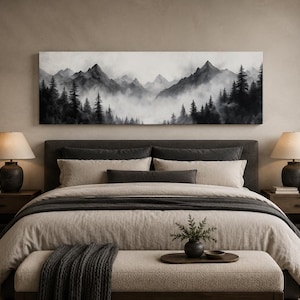 Puede incluir: Un lienzo de arte mural panorámico que presenta un paisaje en blanco y negro de picos montañosos irregulares parcialmente oscurecidos por una densa niebla y un primer plano de pinos oscuros, exhibido horizontalmente sobre una cama.