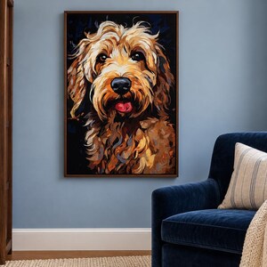 K&ouml;nnte beinhalten: Ein gerahmter Kunstdruck mit dem Portr&auml;t eines goldbraunen, lockigen Hundes mit schwarzer Nase und sichtbarer rosa Zunge vor dunklem Hintergrund, aufgeh&auml;ngt an einer hellblauen Wand &uuml;ber einem dunkelblauen Sessel.