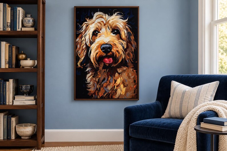 K&ouml;nnte beinhalten: Ein gerahmter Kunstdruck mit dem Portr&auml;t eines goldbraunen, lockigen Hundes mit schwarzer Nase und sichtbarer rosa Zunge vor dunklem Hintergrund, aufgeh&auml;ngt an einer hellblauen Wand &uuml;ber einem dunkelblauen Sessel.