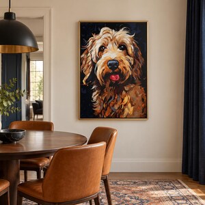 K&ouml;nnte beinhalten: Ein rechteckiges Wandbild mit einem lebendigen, ausdrucksstarken Gem&auml;lde eines zotteligen, goldbraunen Hundes mit schwarzer Nase und rosa Zunge, das vor einem dunklen Hintergrund steht und von einem d&uuml;nnen Goldrahmen umgeben ist.