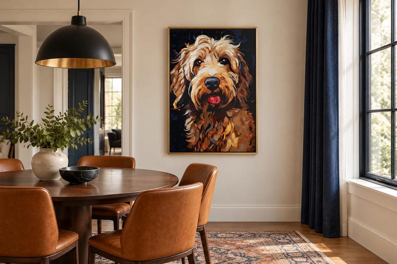K&ouml;nnte beinhalten: Ein rechteckiges Wandbild mit einem lebendigen, ausdrucksstarken Gem&auml;lde eines zotteligen, goldbraunen Hundes mit schwarzer Nase und rosa Zunge, das vor einem dunklen Hintergrund steht und von einem d&uuml;nnen Goldrahmen umgeben ist.