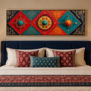 Puede incluir: Una pieza de arte mural rectangular con un patr&oacute;n geom&eacute;trico vibrante en rojo, azul cerceta y dorado. La obra incluye tres medallones circulares en relieve en el centro de paneles en forma de diamante, con detalles de filigrana dorada.
