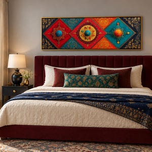 Puede incluir: Una pieza de arte mural rectangular con tres secciones en forma de diamante en vibrantes tonos rojo, naranja y azul cerceta, adornada con intrincados patrones dorados y medallones circulares centrales, enmarcada en un borde dorado sobre una cama.