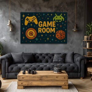Pode incluir: Uma tela com fundo verde escuro com um controle de jogo amarelo, um alienígena pixelado verde, um alvo e um dado. As palavras "GAME ROOM" estão em amarelo. A tela está pendurada acima de um sofá cinza tufado.