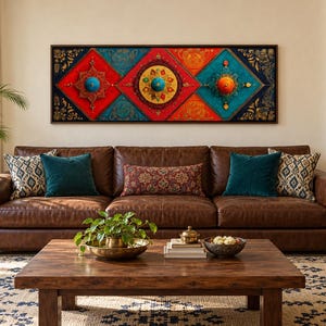Puede incluir: Una pieza de arte mural rectangular con tres paneles en forma de diamante en colores rojo, naranja y turquesa vibrantes. Cada panel contiene un medall&oacute;n circular central con intrincados patrones de filigrana dorada y detalles en relieve.