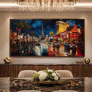 Peut inclure: Une grande peinture à l'huile rectangulaire représentant une scène nocturne animée de Las Vegas avec des enseignes au néon lumineuses, des palmiers et des rues humides reflétant des lumières colorées, encadrée au-dessus d'un buffet en bois.