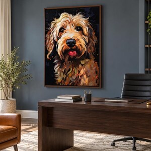 K&ouml;nnte beinhalten: Ein gerahmter Wandkunstdruck mit einem lebendigen, malerischen Portr&auml;t eines goldbraunen Hundes mit zotteligem Fell, dunklen Augen und einer rosa Zunge vor dunklem Hintergrund, ausgestellt in einem B&uuml;ro mit Schreibtisch und Stuhl.