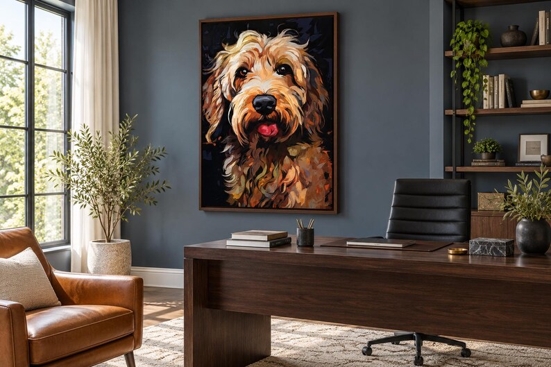 K&ouml;nnte beinhalten: Ein gerahmter Wandkunstdruck mit einem lebendigen, malerischen Portr&auml;t eines goldbraunen Hundes mit zotteligem Fell, dunklen Augen und einer rosa Zunge vor dunklem Hintergrund, ausgestellt in einem B&uuml;ro mit Schreibtisch und Stuhl.