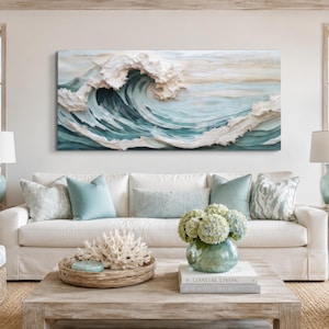 Peut inclure: Une &oelig;uvre d'art murale rectangulaire repr&eacute;sentant une vague oc&eacute;anique d&eacute;ferlante en relief textur&eacute;. L'&oelig;uvre utilise des nuances de bleu sarcelle profond, de bleu clair et de blanc pour cr&eacute;er un effet sculptural dynamique d'eau et d'&eacute;cume.