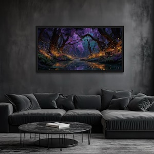 Op de afbeelding: Een ingelijste kunstdruk met een mystieke bossc&egrave;ne. Het kunstwerk heeft een donker, sfeervol kleurenpalet met paarse, blauwe en oranje tinten. De afbeelding wordt weergegeven boven een donkergrijze hoekbank in een moderne woonkamer.