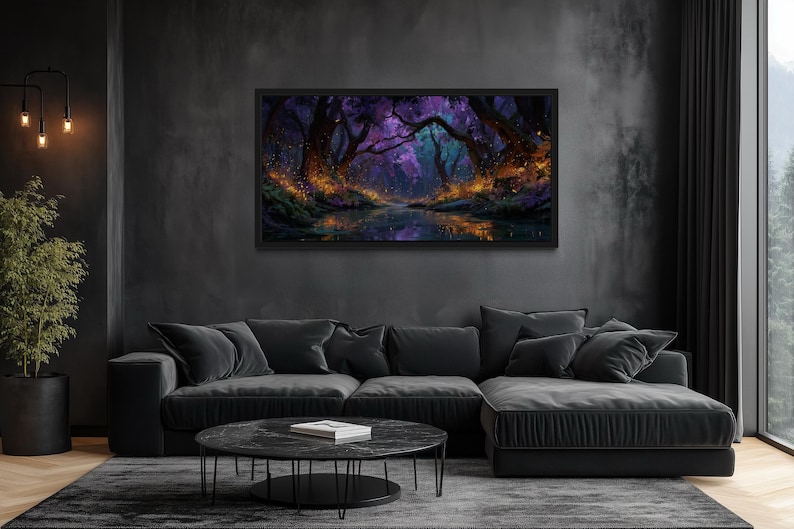 Op de afbeelding: Een ingelijste kunstdruk met een mystieke bossc&egrave;ne. Het kunstwerk heeft een donker, sfeervol kleurenpalet met paarse, blauwe en oranje tinten. De afbeelding wordt weergegeven boven een donkergrijze hoekbank in een moderne woonkamer.