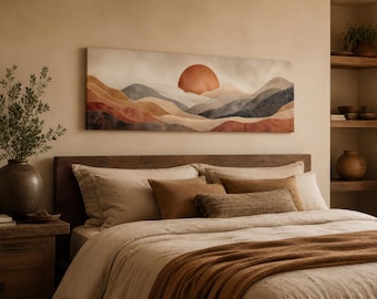 Peut inclure: Une chambre à coucher avec une toile paysagère représentant un coucher de soleil sur des montagnes en couches dans des tons orange, marron et gris. Le lit est fait de literie beige, d'oreillers bruns et d'un plaid assorti. Une table de chevet et des étagères en bois complètent l'ambiance chaleureuse.