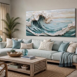 Peut inclure: Une grande &oelig;uvre d'art murale rectangulaire repr&eacute;sentant une vague oc&eacute;anique d&eacute;ferlante en relief, avec des textures marqu&eacute;es dans des tons de bleu sarcelle profond, de bleu clair et de blanc cr&egrave;me, fix&eacute;e au-dessus d'un canap&eacute; d'angle.