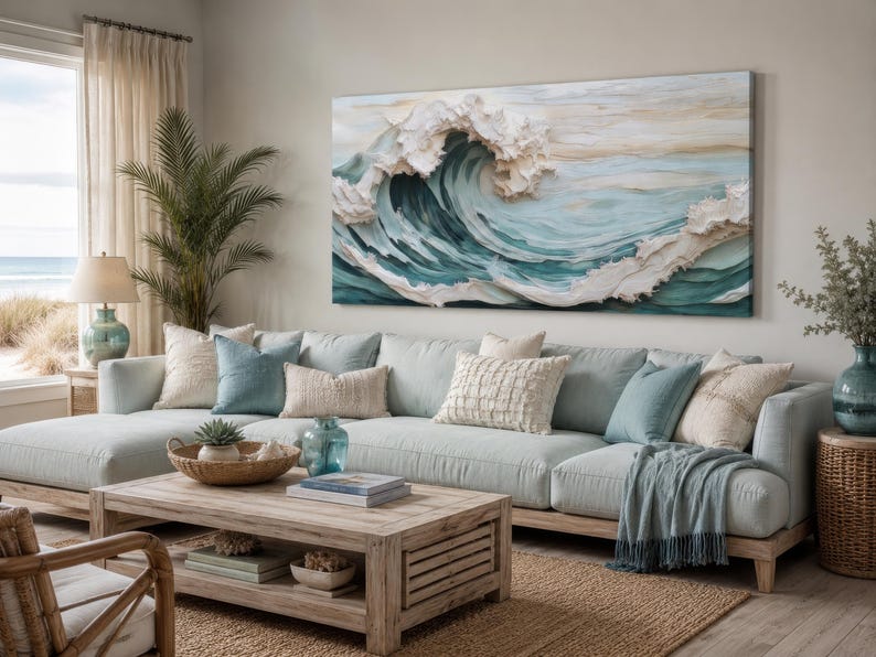 Peut inclure: Une grande &oelig;uvre d'art murale rectangulaire repr&eacute;sentant une vague oc&eacute;anique d&eacute;ferlante en relief, avec des textures marqu&eacute;es dans des tons de bleu sarcelle profond, de bleu clair et de blanc cr&egrave;me, fix&eacute;e au-dessus d'un canap&eacute; d'angle.