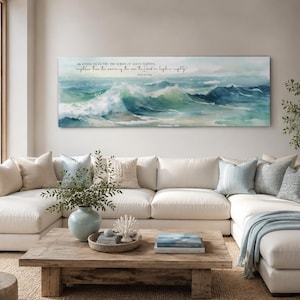 Könnte beinhalten: Ein langes, horizontales, rechteckiges Leinwandbild mit einem Aquarellgemälde von Meereswellen in Blau-, Türkis- und Weißtönen. Der Text "Mightier than the waves of the sea the Lord on high is mighty! Psalm 93:4" ist auf das Bild gedruckt.