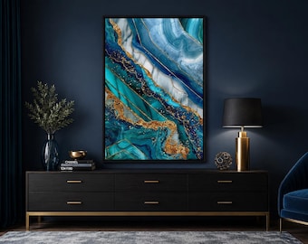 Op de afbeelding: Een rechthoekige wandkunstprint met een abstract agaat-geïnspireerd ontwerp met wervelende lagen van diep marineblauw, taling en wit, geaccentueerd door prominente aders van metallic bladgoudtextuur door de hele compositie.
