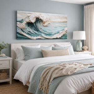 Peut inclure: Une toile murale rectangulaire repr&eacute;sentant une peinture textur&eacute;e de style emp&acirc;tement d'une grande vague oc&eacute;anique dans des tons bleu sarcelle, bleu et blanc. L'&oelig;uvre pr&eacute;sente des coups de pinceau &eacute;pais et en relief cr&eacute;ant du mouvement.