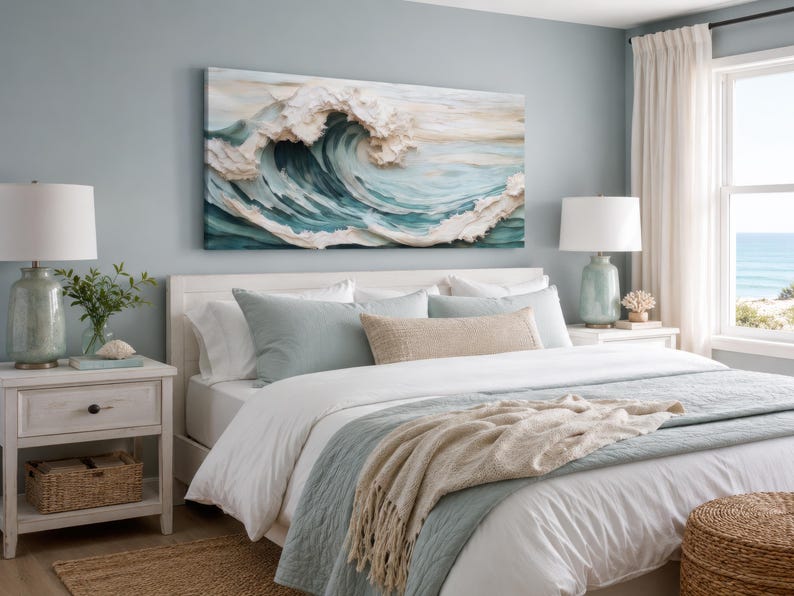 Peut inclure: Une toile murale rectangulaire repr&eacute;sentant une peinture textur&eacute;e de style emp&acirc;tement d'une grande vague oc&eacute;anique dans des tons bleu sarcelle, bleu et blanc. L'&oelig;uvre pr&eacute;sente des coups de pinceau &eacute;pais et en relief cr&eacute;ant du mouvement.
