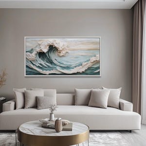 Peut inclure: Une &oelig;uvre d'art murale rectangulaire pr&eacute;sentant une repr&eacute;sentation textur&eacute;e et tridimensionnelle d'une vague d&eacute;ferlante. L'&oelig;uvre utilise des nuances de bleu sarcelle, de bleu profond et de blanc cr&egrave;me pour cr&eacute;er mouvement et profondeur.