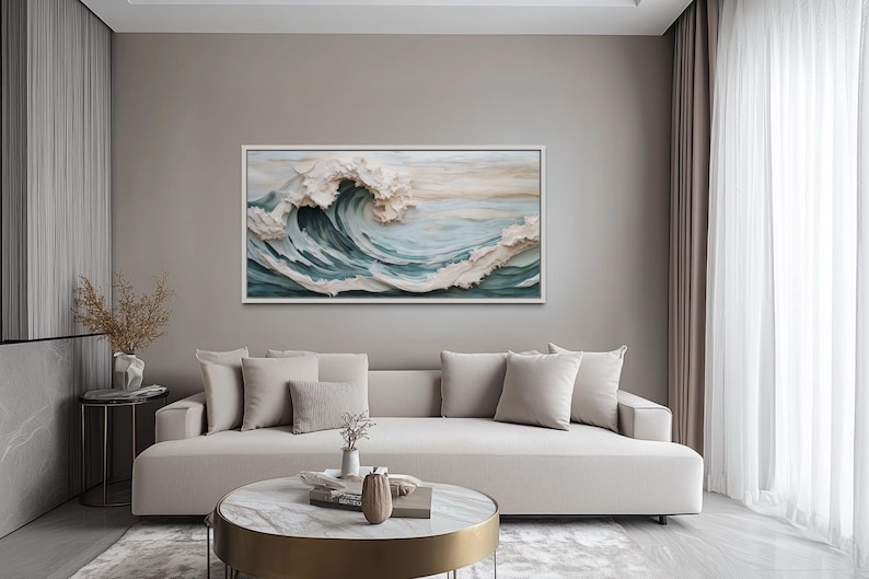 Peut inclure: Une &oelig;uvre d'art murale rectangulaire pr&eacute;sentant une repr&eacute;sentation textur&eacute;e et tridimensionnelle d'une vague d&eacute;ferlante. L'&oelig;uvre utilise des nuances de bleu sarcelle, de bleu profond et de blanc cr&egrave;me pour cr&eacute;er mouvement et profondeur.